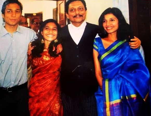 शरद अरविंद बोबडे अपने बेटे श्रीनिवास बोबडे और बेटियों सावित्री और रुक्मिणी बोबडे के साथ