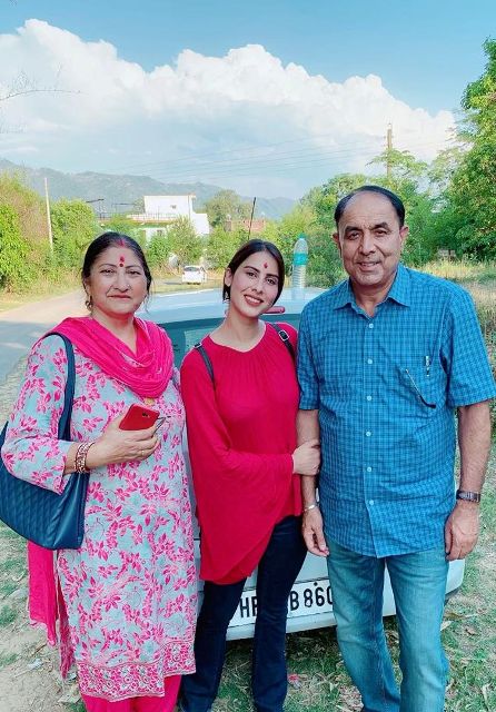 शीतल ठाकुर अपने माता-पिता के साथ