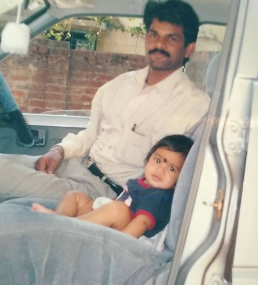 अपने पिता के साथ श्रेया लेंका की बचपन की एक तस्वीर।