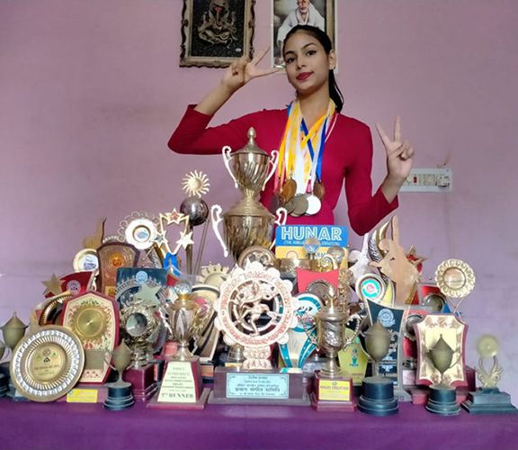 नृत्य प्रतियोगिताओं में जीते गए पुरस्कारों के साथ श्रेया लेंका