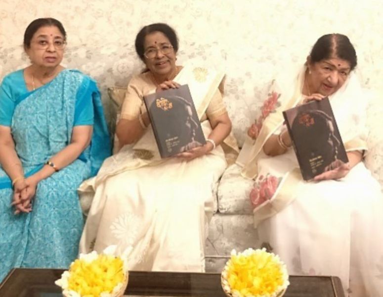 2019 में दीदी और मैं किताब दिखाते हुए मीना खादीकर (बीच में) लता मंगेशकर (दाएं)
