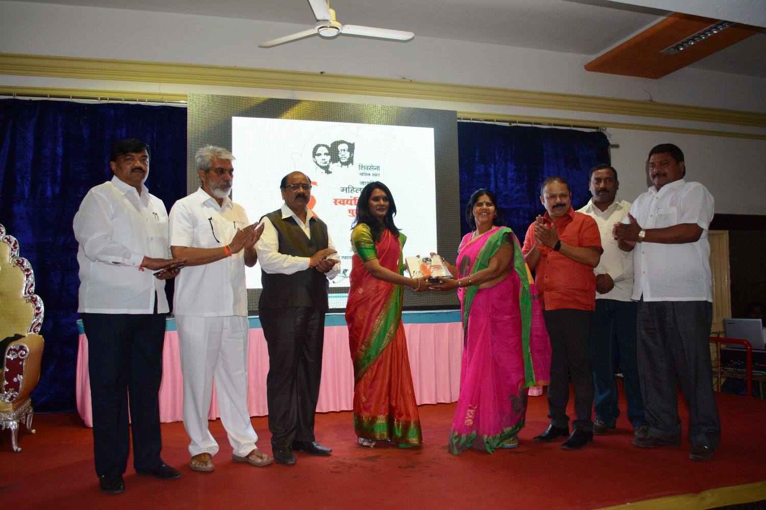 गीता माली अपने पुरस्कार के साथ