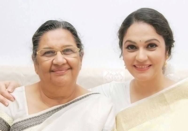 ग्रेस सिंह अपनी मां के साथ