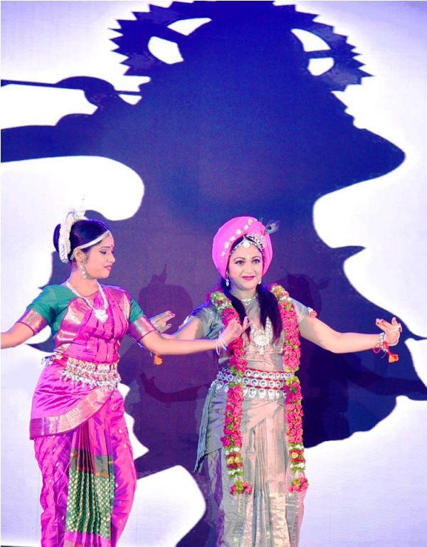 भारतीय शास्त्रीय नृत्य का प्रदर्शन करतीं ग्रेस सिंह