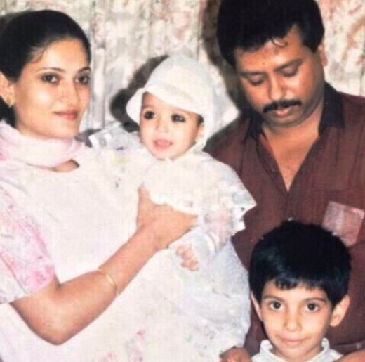 अपने परिवार के साथ विक्रांत मैसी की बचपन की तस्वीर