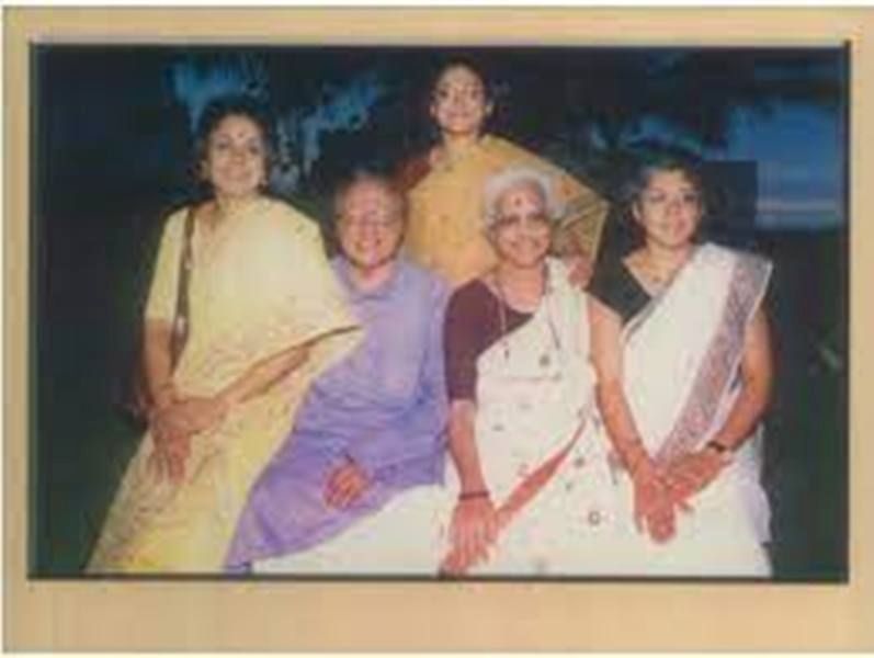 सौम्या स्वामीनाथन (दाएं) अपने माता-पिता और दो बहनों के साथ