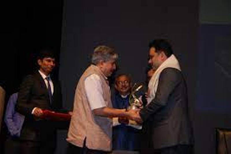 आईआईएम कलकत्ता में पुरस्कार प्राप्त करते अमीश