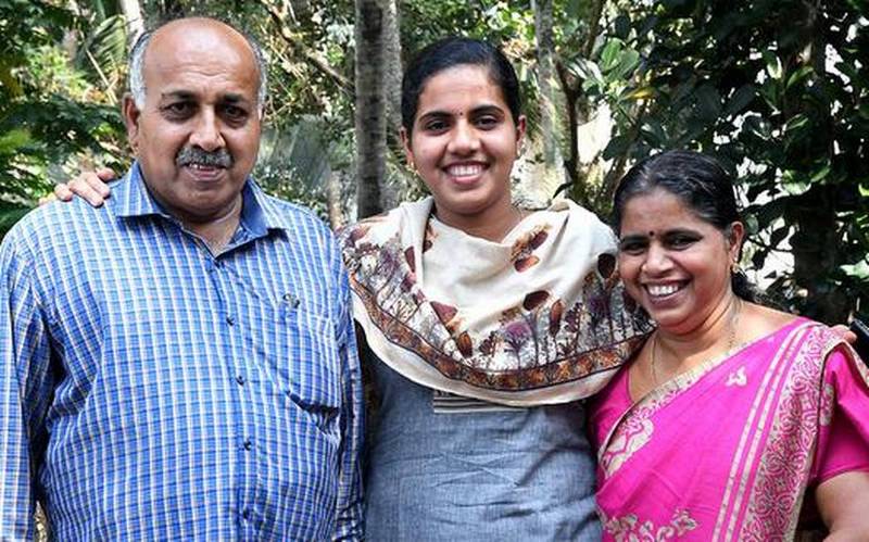अपने माता-पिता के साथ आर्य राजेंद्रन