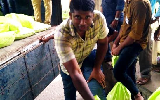 केरल बाढ़ के दौरान स्वयंसेवा कर रहे कन्नन गोपीनाथन