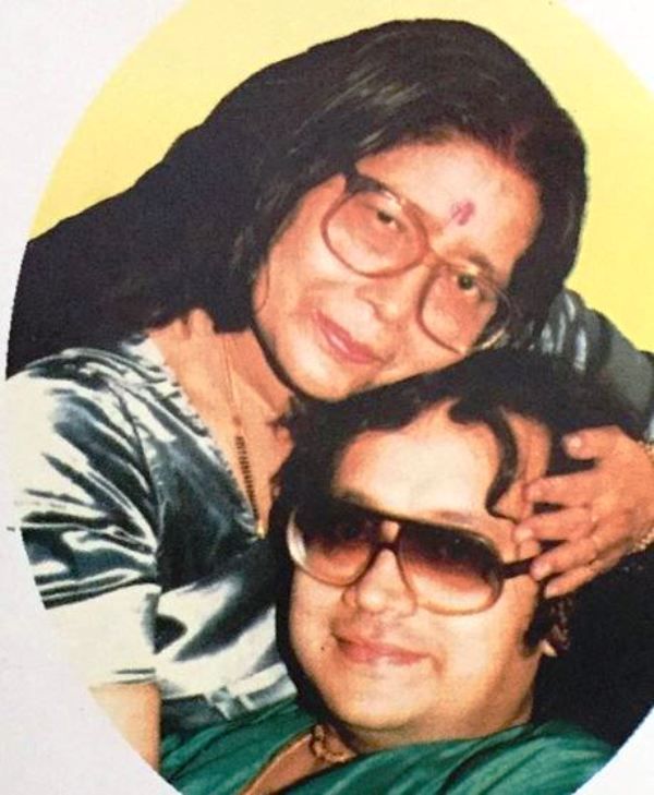 बप्पी लाहिड़ी अपनी मां के साथ