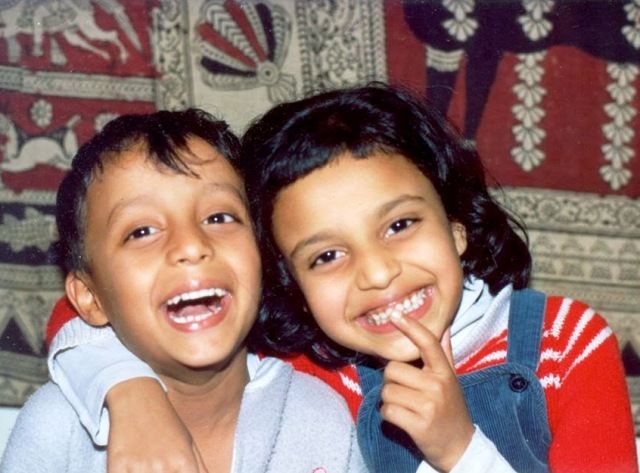 स्वरा भास्कर की अपने भाई के साथ बचपन की फोटो