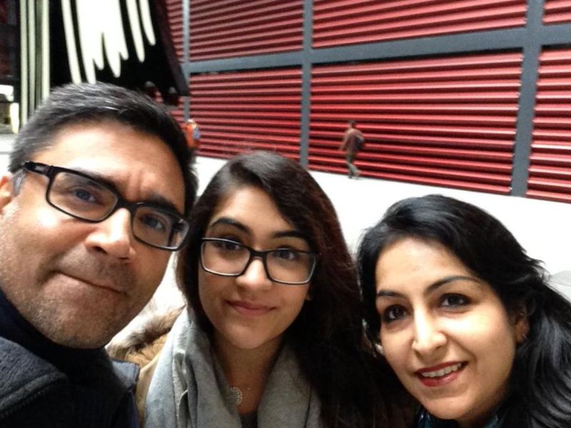 विक्रम मिश्री अपनी पत्नी और बेटी के साथ (बीच में)