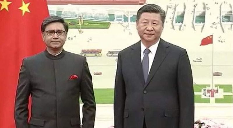 2020 में एक आधिकारिक बैठक के दौरान चीनी राष्ट्रपति शी जिनपिंग के साथ पोज़ देते हुए विक्रम मिश्री