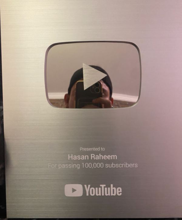 हसन रहीम ने अपने YouTube चैनल पर एक लाख सब्सक्राइबर पास करने के बाद अपना सिल्वर YouTube बटन दिखाते हुए