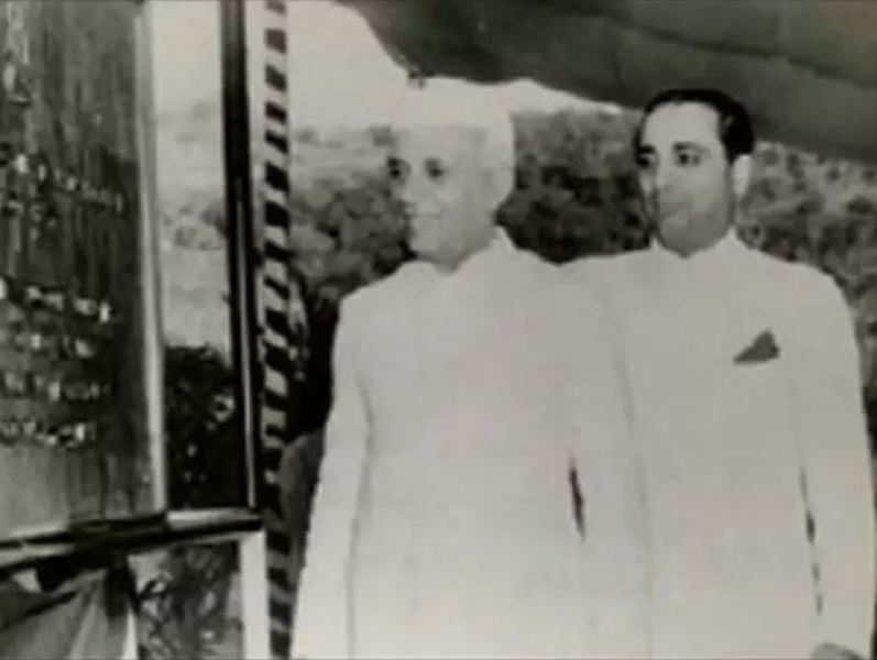 1957 में मुंबई परमाणु ऊर्जा केंद्र में एक रिएक्टर के उद्घाटन के अवसर पर जवाहरलाल नेहरू के साथ होमी जे भाभा