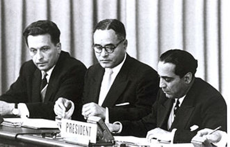 20 अगस्त, 1955 को जिनेवा, स्विटजरलैंड में परमाणु ऊर्जा के शांतिपूर्ण उपयोग पर अंतर्राष्ट्रीय सम्मेलन में भाभा (दाएं)