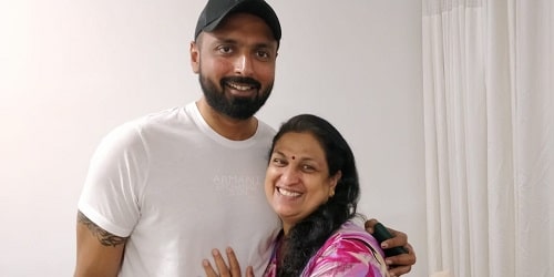 वरुण बंगेरा अपनी मां के साथ