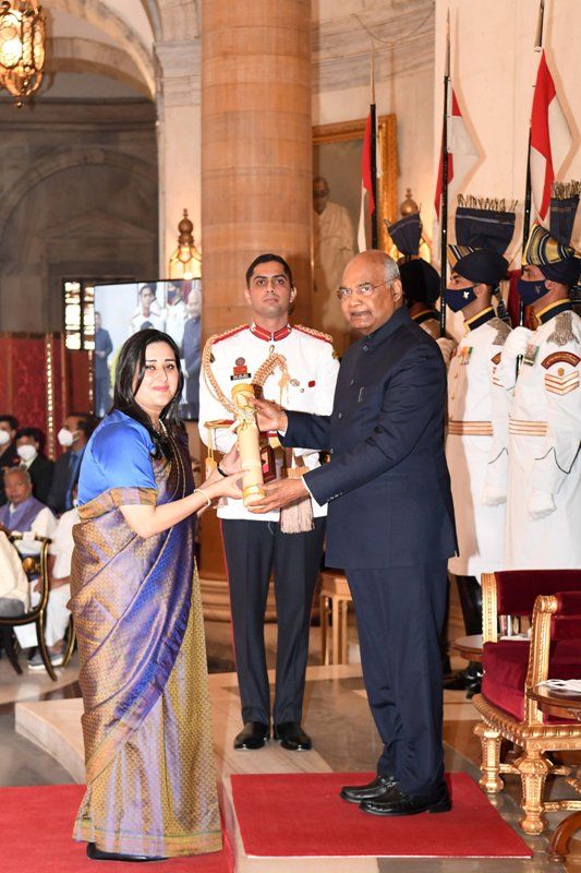 सुषमा स्वराज की बेटी बंसुरी स्वराज को राष्ट्रपति रामनाथ कोविंद से मिला पद्म विभूषण पुरस्कार