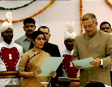 सुषमा स्वराज ने ली दिल्ली की सीएम पद की शपथ