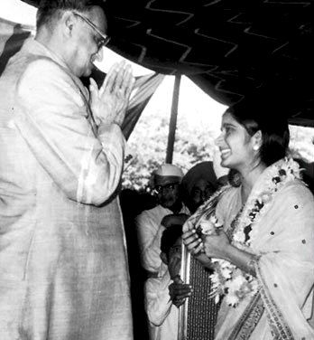 हरियाणा के शिक्षा मंत्री के रूप में शपथ लेने के बाद देवी लाल के साथ सुषमा स्वराज