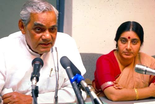 अटल बिहारी वाजपेयी के साथ सुषमा स्वराज