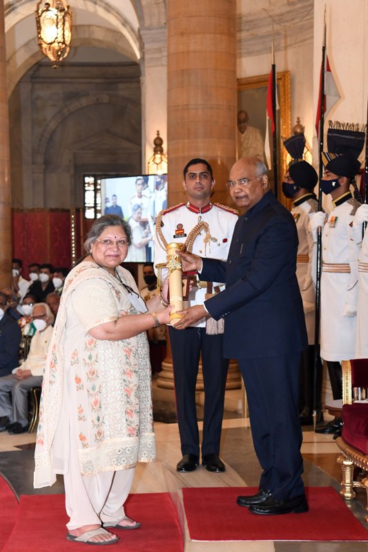 अरुण जेटली की पत्नी संगीता जेटली को राष्ट्रपति रामनाथ कोविंद से मिला पद्म विभूषण पुरस्कार