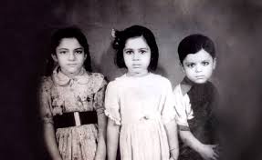 अरुण जेटली और उनकी बहनों की बचपन की तस्वीर।