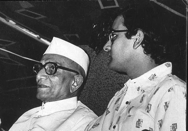 मोरारजी देसाई के साथ युवा अरुण जेटली (दाएं)