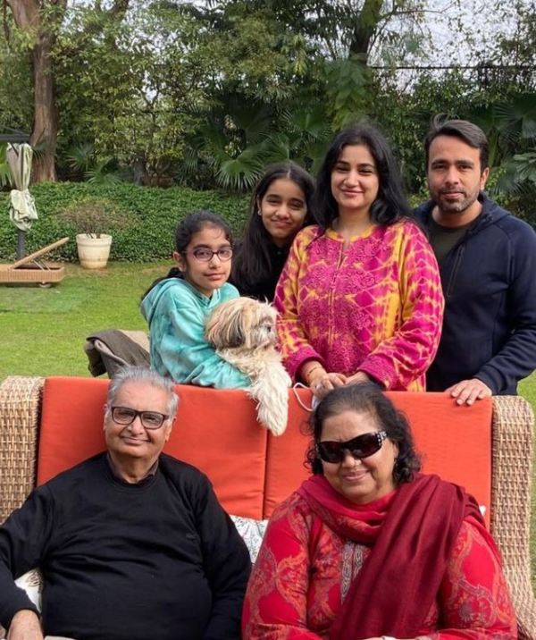 चारु सिंह अपने माता-पिता, बेटियों और पति के साथ