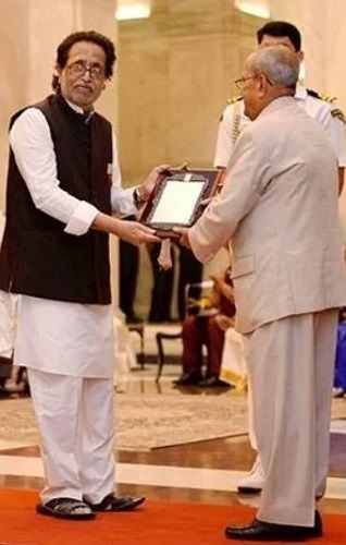 हृदयनाथ मंगेशकर ने भारत के 13वें राष्ट्रपति प्रणब मुखर्जी से संगीत नाटक अकादमी छात्रवृत्ति और पुरस्कार प्राप्त किया