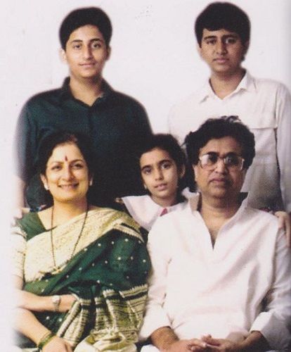 पत्नी और बच्चों के साथ हृदयनाथ मंगेशकर की एक पुरानी तस्वीर।