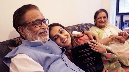 हृदयनाथ मंगेशकर अपनी बेटी और पत्नी के साथ