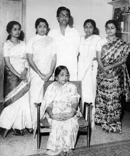 हृदयनाथ मंगेशकर अपनी मां (बैठे) और बहनों के साथ