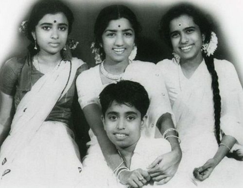 हृदयनाथ मंगेशकर की अपनी बहनों के साथ बचपन की तस्वीर