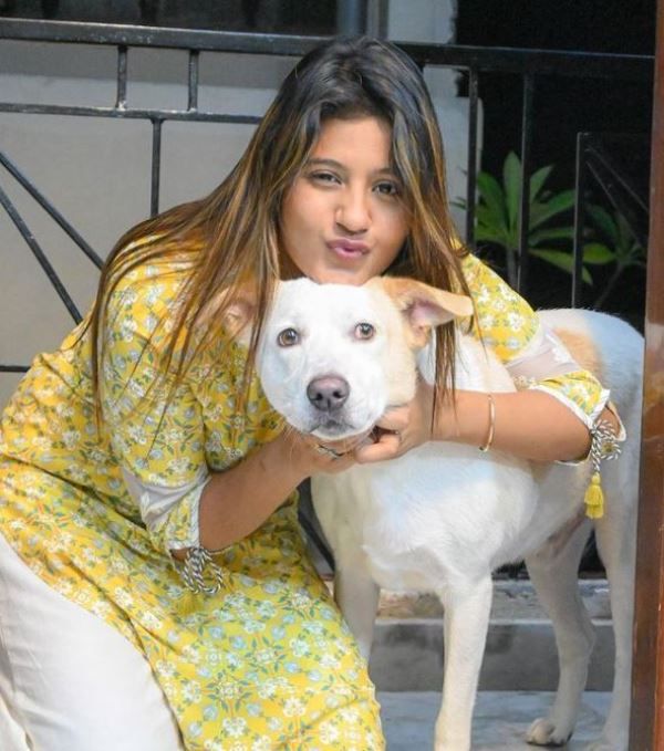 अंजलि अरोड़ा अपने पालतू कुत्ते को गले लगाती हैं