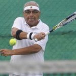 भूपिंदर सिंह हुड्डा टेनिस खेल रहे हैं