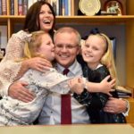 1652320194 642 Scott Morrison उम्र पत्नी बच्चे परिवार Biography Hindi स्कॉट मॉरिसन अपनी पत्नी और बेटियों के साथ