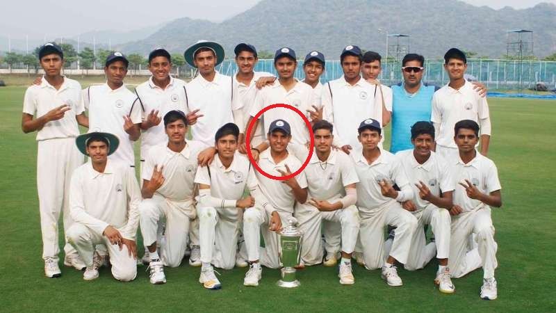 विजय मर्चेंट ट्रॉफी (2019) जीतने के बाद अपनी टीम के साथ निशांत सिंधु