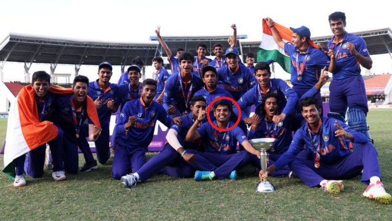 विश्व कप जीतने के बाद भारतीय अंडर-19 टीम के साथ निशांत सिंधु