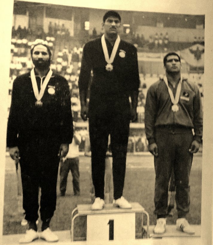 प्रवीण कुमार 1966 के एशियाई खेलों में अपने स्वर्ण पदक के साथ