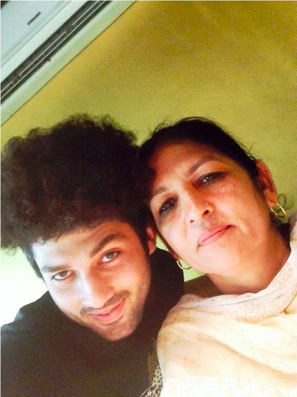 ओम कालीरामन अपनी मां के साथ