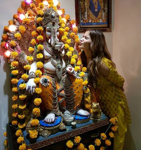 भगवान गणेश की मूर्ति के साथ आरती सिंह