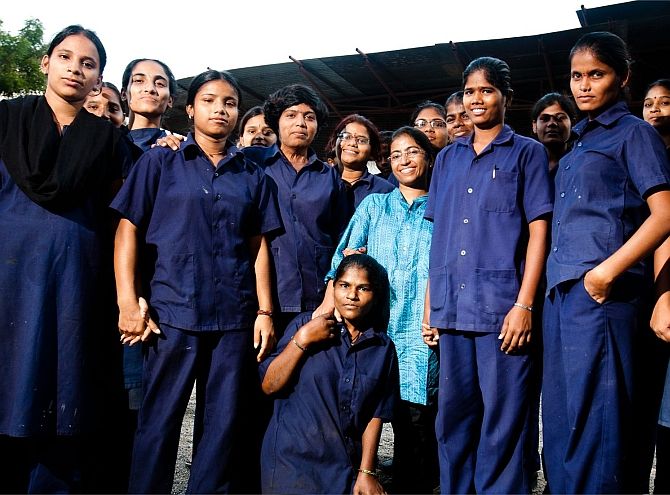 प्रज्वला कर्मचारियों के साथ सुनीता कृष्णन