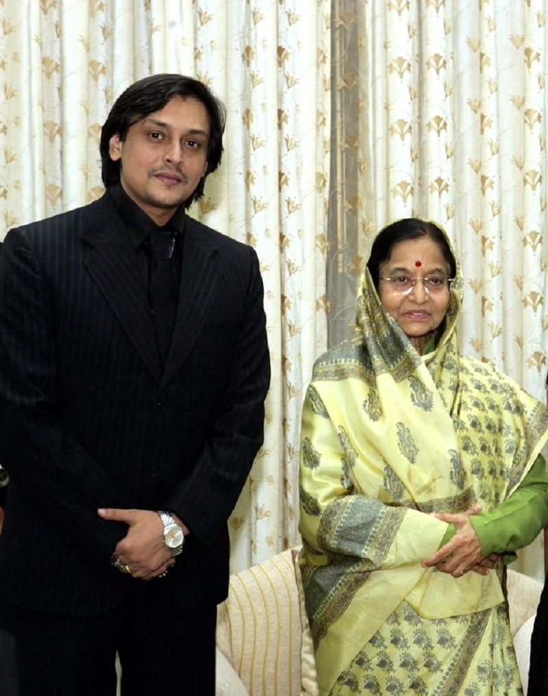 अमिताभ दयाल भारत की राष्ट्रपति श्रीमती के साथ।  प्रतिभा पाटिली