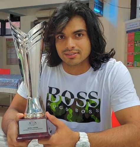 नीरज चोपड़ा अपने एसीईएस पुरस्कार के साथ
