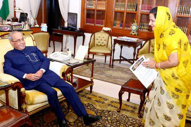 भारत के पूर्व राष्ट्रपति प्रणब मुखर्जी के साथ राजकुमारी रत्ना सिंह