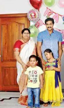 सुनील वर्मा अपनी पत्नी और बच्चों के साथ