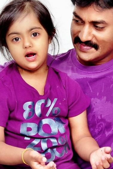 सुनील वर्मा अपनी बेटी के साथ