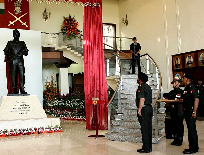 सैम मानेकशॉ की प्रतिमा का अनावरण पूर्व सेना प्रमुख जनरल बिक्रम सिंह ने किया था