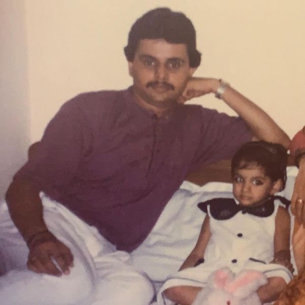 पूजा मुंद्रा अपने पिता के साथ 